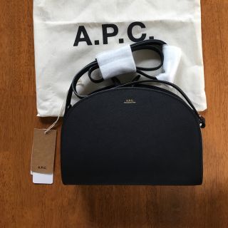 アーペーセー(A.P.C)の【新品】A.P.Cハーフムーン エンボス 黒(ショルダーバッグ)