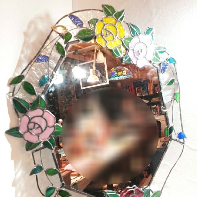 ステンドグラス製　アンティーク調　ローズモチーフのウォールミラー(壁掛けタイプ) インテリア/住まい/日用品のインテリア小物(壁掛けミラー)の商品写真