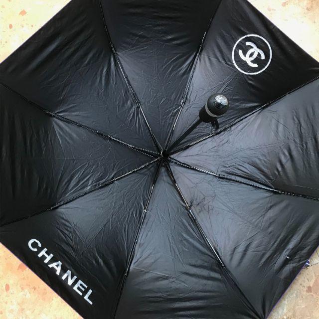 CHANEL(シャネル)の折り畳み傘　箱付　エアライン　シャネル　デザイン　モチーフ　ブルー　飛行機 レディースのファッション小物(傘)の商品写真