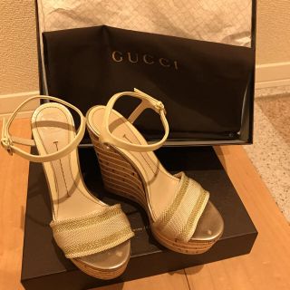 グッチ(Gucci)のGUCCI  ホワイト×ゴールド ウエッジサンダル(サンダル)