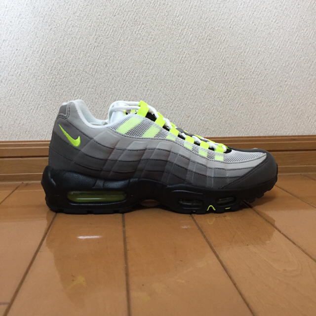 NIKE(ナイキ)の新品、未使用 26.5 nike air max95 og イエローグラデ メンズの靴/シューズ(スニーカー)の商品写真