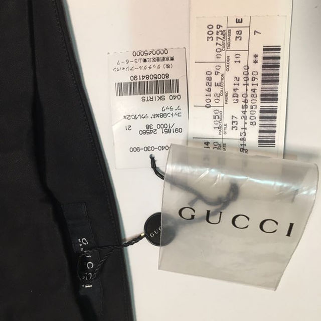 Gucci(グッチ)のわんこ様専用☆グッチ☆タイトスカート☆前真ん中にスリット☆サイズ38黒☆ レディースのスカート(ひざ丈スカート)の商品写真