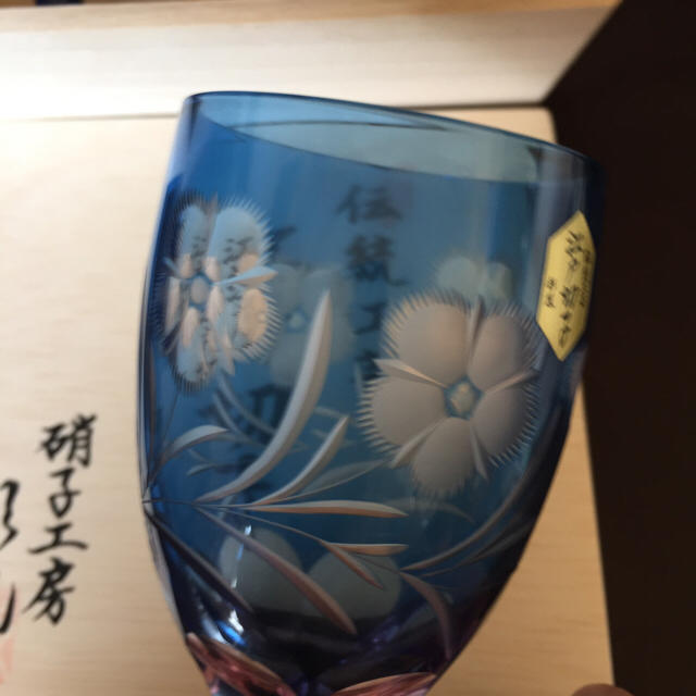 江戸切子 花柄 硝子工房 彩鳳 足付ビール杯 ワイングラス ペア インテリア/住まい/日用品のキッチン/食器(グラス/カップ)の商品写真