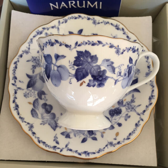 NARUMI(ナルミ)の新品未使用 ナルミ カップ&ソーサー フルーツ柄 ブルー ペア 2客 インテリア/住まい/日用品のキッチン/食器(グラス/カップ)の商品写真