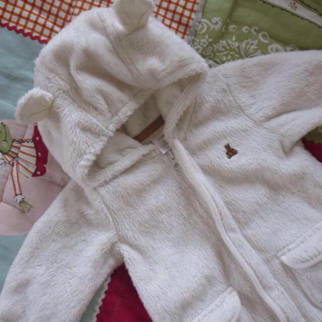 babyGAP(ベビーギャップ)のbabyGAP✳︎白クマさん♪ キッズ/ベビー/マタニティのベビー服(~85cm)(カバーオール)の商品写真