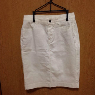 ユニクロ(UNIQLO)の白デニムタイトスカート(ひざ丈スカート)