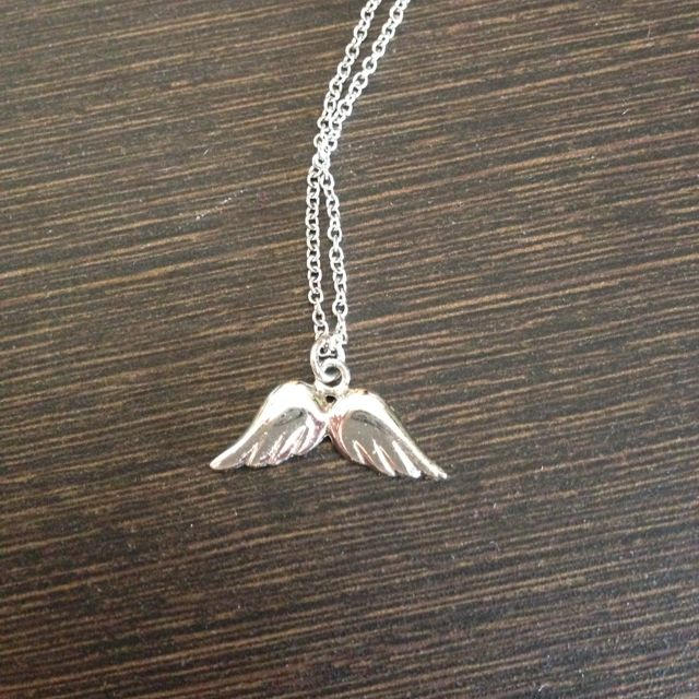 天使の羽のネックレス レディースのアクセサリー(ネックレス)の商品写真