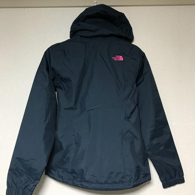 THE NORTH FACE(ザノースフェイス)の★海外限定ノースフェイスマウンテンパーカー紺ピンクS★ウインドブレーカー★防水 レディースのジャケット/アウター(ナイロンジャケット)の商品写真