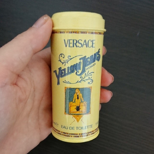 VERSACE(ヴェルサーチ)の未使用☆ヴェルサーチ香水イエロージーンズ(ベルサーチ)VERSACEミニ黄色缶 コスメ/美容の香水(ユニセックス)の商品写真