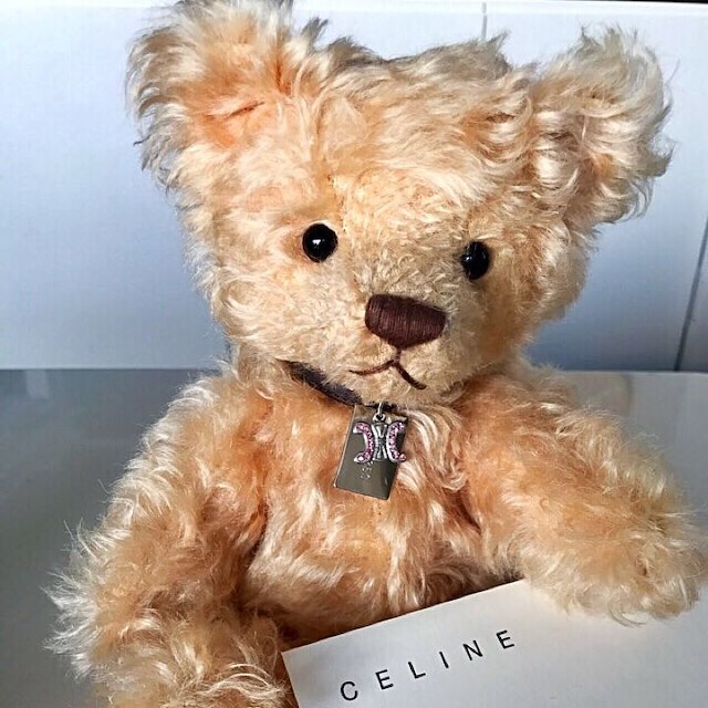 celine(セリーヌ)の❤️セリーヌ❤️限定✨テディベア ブラゾン柄チャーム&シリアルナンバープレート付 キッズ/ベビー/マタニティのおもちゃ(ぬいぐるみ/人形)の商品写真