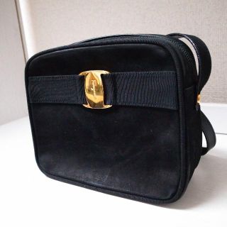 フェラガモ(Ferragamo)の正規品♡最安値♡フェラガモ　ショルダーバッグ　スエード　ヴァラ　黒　バッグ　財布(ショルダーバッグ)