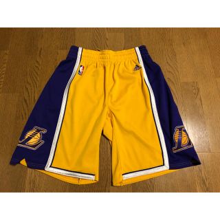 アディダス(adidas)のLAKERS オーセンティックショーツ ホームカラー サイズ32（US:M相当）(バスケットボール)