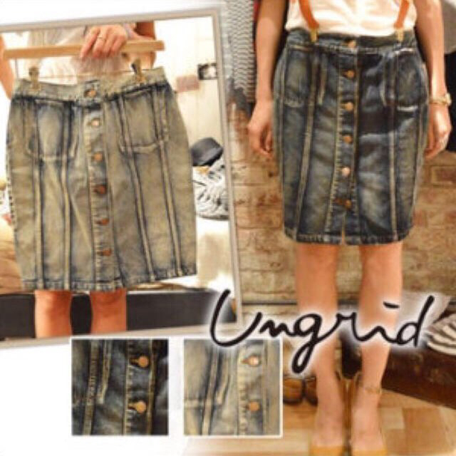 Ungrid(アングリッド)のungridフロントボタンデニムスカート レディースのスカート(ひざ丈スカート)の商品写真