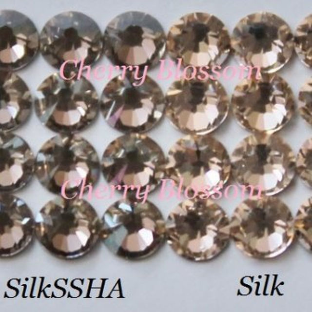 SWAROVSKI(スワロフスキー)のシルクシルバーシェイド*ss5.ss7.ss9.ss12*L*数量限定生産色 コスメ/美容のネイル(デコパーツ)の商品写真