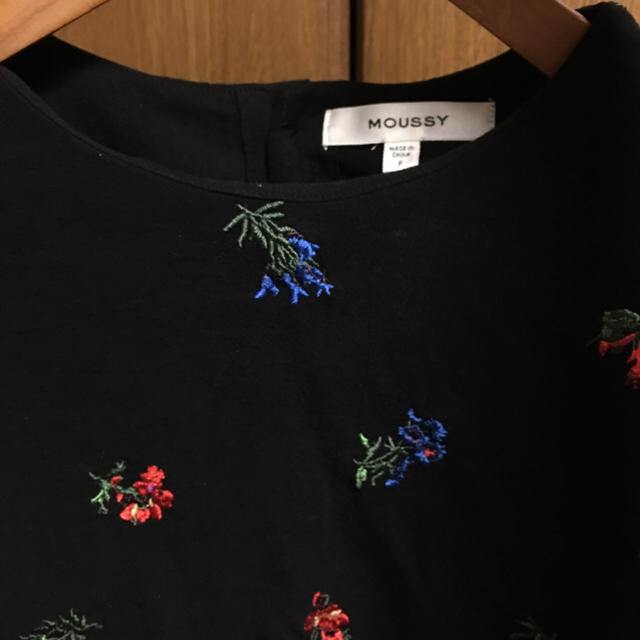 moussy(マウジー)のmoussy  マウジー 花柄 刺繍 ブラウス シャツ ブラック レディースのトップス(シャツ/ブラウス(長袖/七分))の商品写真