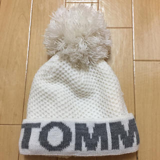 トミーガール(tommy girl)のtommygirl ニット帽 〈ポンポン付き〉(ニット帽/ビーニー)
