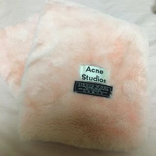 アクネ(ACNE)の引っ越しのためお値下げAcne ピンクファーマフラー(マフラー/ショール)