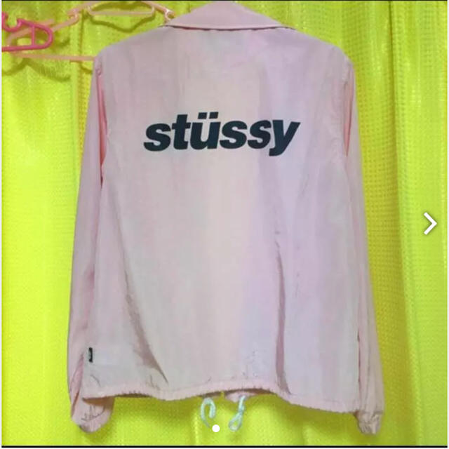 STUSSY(ステューシー)のSTUSSY women PINKコーチジャケット レディースのジャケット/アウター(ナイロンジャケット)の商品写真