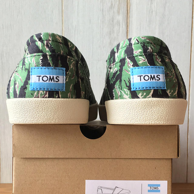 TOMS(トムズ)のTOMS トムズ スリッポン  タイガーストライプ カモ 27cm 限定モデル メンズの靴/シューズ(スリッポン/モカシン)の商品写真