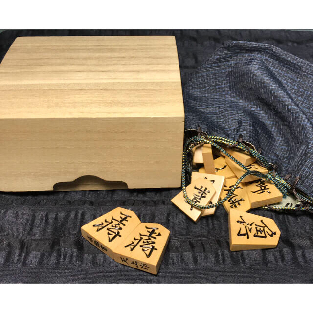 黄楊 特上彫 将棋駒 エンタメ/ホビーのテーブルゲーム/ホビー(囲碁/将棋)の商品写真