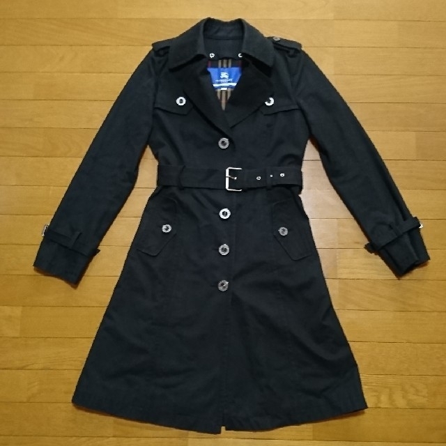 BURBERRY BLUE LABEL(バーバリーブルーレーベル)の【値引き3/6まで】バーバリー・ブルーレーベル 黒トレンチコート 40 レディースのジャケット/アウター(トレンチコート)の商品写真