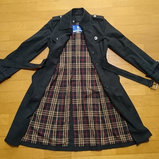 BURBERRY BLUE LABEL(バーバリーブルーレーベル)の【値引き3/6まで】バーバリー・ブルーレーベル 黒トレンチコート 40 レディースのジャケット/アウター(トレンチコート)の商品写真