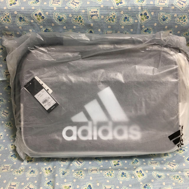 adidas(アディダス)のLサイズ 定価 ¥7452 アディダス エナメルバッグ 黒 adidas メンズのバッグ(ショルダーバッグ)の商品写真