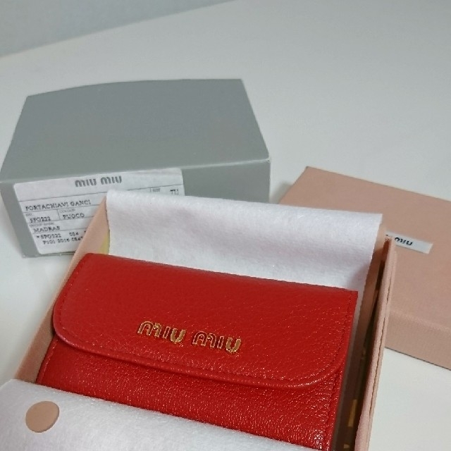 miumiu(ミュウミュウ)のmiumiu　キーケース赤レッド　新品　プレゼント　ギフト　ミュウミュウ レディースのファッション小物(キーケース)の商品写真