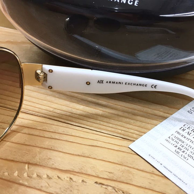 ARMANI EXCHANGE(アルマーニエクスチェンジ)の新品【メンズ】★アルマーニエクスチェンジ★季節感ある白フレームサングラス メンズのファッション小物(サングラス/メガネ)の商品写真