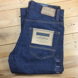 トミーヒルフィガー(TOMMY HILFIGER)の新品【メンズ30】★トミー★リラックスフィットストレートジーンズ/デニム(デニム/ジーンズ)