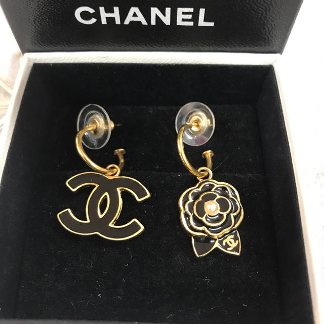 CHANEL カメリア ロゴ ピアス