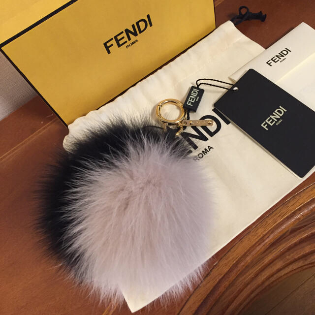 FENDI(フェンディ)のフェンディ  ファーチャーム バイカラー ハンドメイドのファッション小物(バッグチャーム)の商品写真