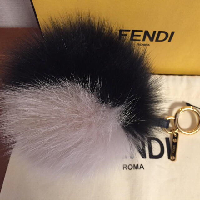 FENDI(フェンディ)のフェンディ  ファーチャーム バイカラー ハンドメイドのファッション小物(バッグチャーム)の商品写真