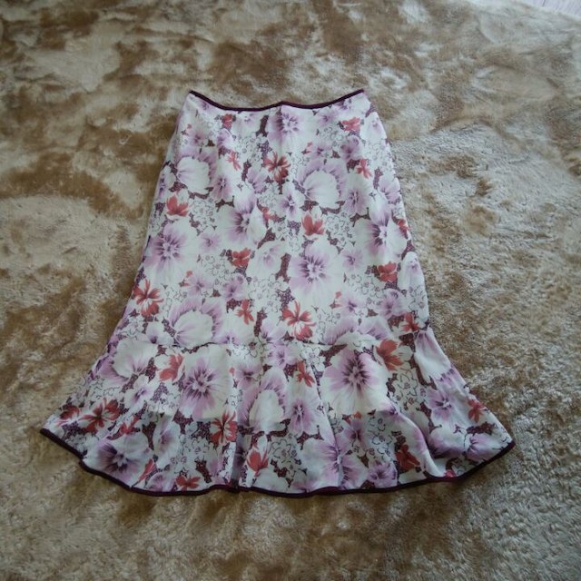 kumikyoku（組曲）(クミキョク)の組曲sis　花柄裾フリルスカート レディースのスカート(ひざ丈スカート)の商品写真