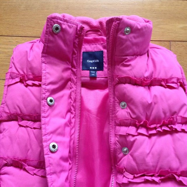 GAP(ギャップ)のGAP 中綿ベスト130 キッズ/ベビー/マタニティのキッズ服女の子用(90cm~)(ジャケット/上着)の商品写真