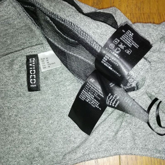 H&M(エイチアンドエム)のDIVIDED   H&M　ショート丈 半袖Ｔシャツ    サイズ Ｍ レディースのトップス(その他)の商品写真