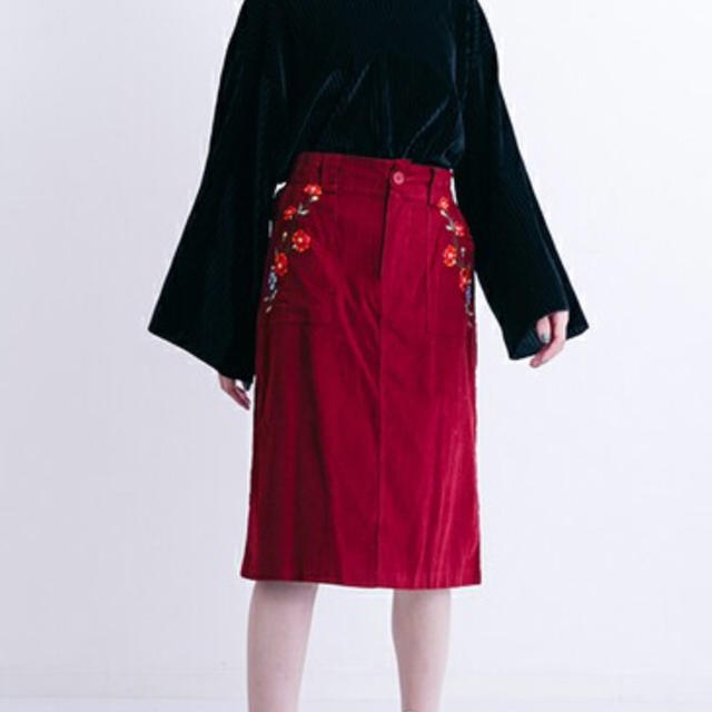 merlot(メルロー)のコーデュロイ調フラワー刺繍スカート 赤(ワイン色) レディースのスカート(ひざ丈スカート)の商品写真