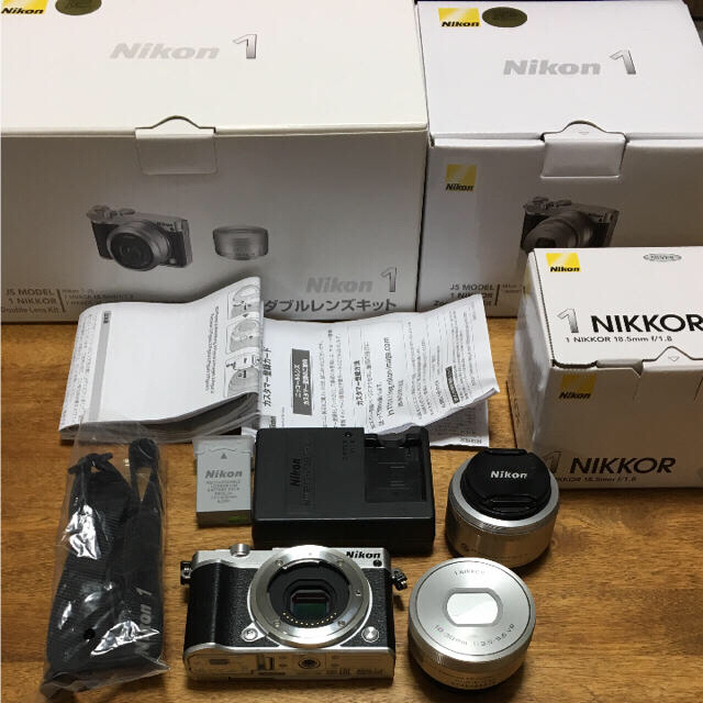 逸品】 Nikon - ダブルレンズキット J5 Nikon1 ミラーレス一眼 - www タッチパネル 1 Nikon ニコン J5 シルバー ダブルレンズキット デジタルカメラ