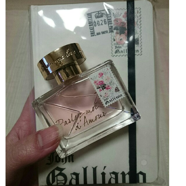 John Galliano(ジョンガリアーノ)のジョン・ガリアーノ 香水 30ml パルレ・モア・ダムール コスメ/美容の香水(香水(女性用))の商品写真