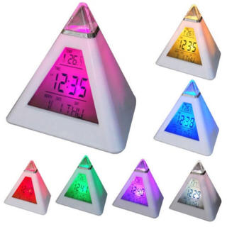 色が変わる★ピラミッド型置き時計 目覚まし時計 イルミネーション デジタル時計(置時計)