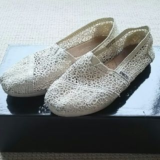 トムズ(TOMS)のTOMS  白  7.5(スリッポン/モカシン)