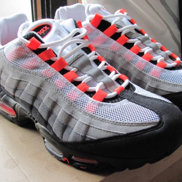 NIKE(ナイキ)の国内正規 値下 本日即発 AIR MAX 95 SOLAR RED 2018 メンズの靴/シューズ(スニーカー)の商品写真