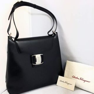 サルヴァトーレフェラガモ(Salvatore Ferragamo)のフェラガモ ヴァラ ショルダーバッグ(ショルダーバッグ)