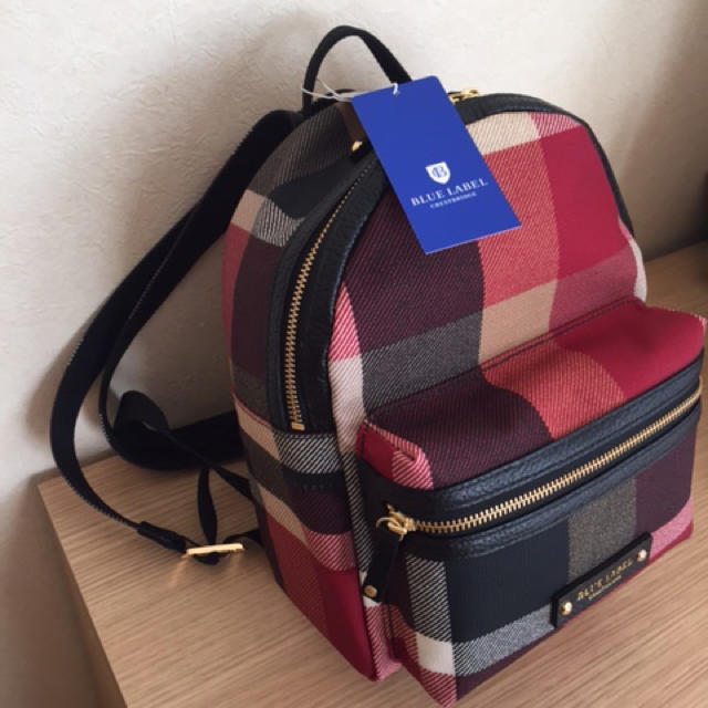 BURBERRY BLUE LABEL(バーバリーブルーレーベル)の新品ブルーレーベルクレストブリッジリュック♥︎レッド レディースのバッグ(リュック/バックパック)の商品写真