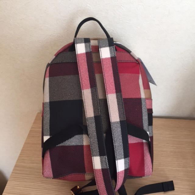 BURBERRY BLUE LABEL(バーバリーブルーレーベル)の新品ブルーレーベルクレストブリッジリュック♥︎レッド レディースのバッグ(リュック/バックパック)の商品写真