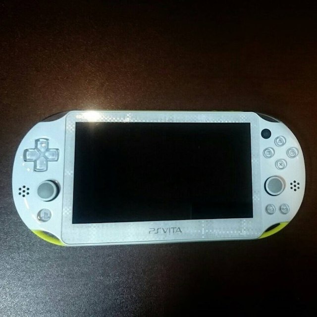 PS　VITA PCH-2000 ホワイト/ライムグリーン 送料無料