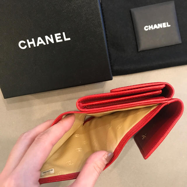 CHANEL(シャネル)のCHANEL /折りたたみ 財布/ 赤 /シャネル レディースのファッション小物(財布)の商品写真