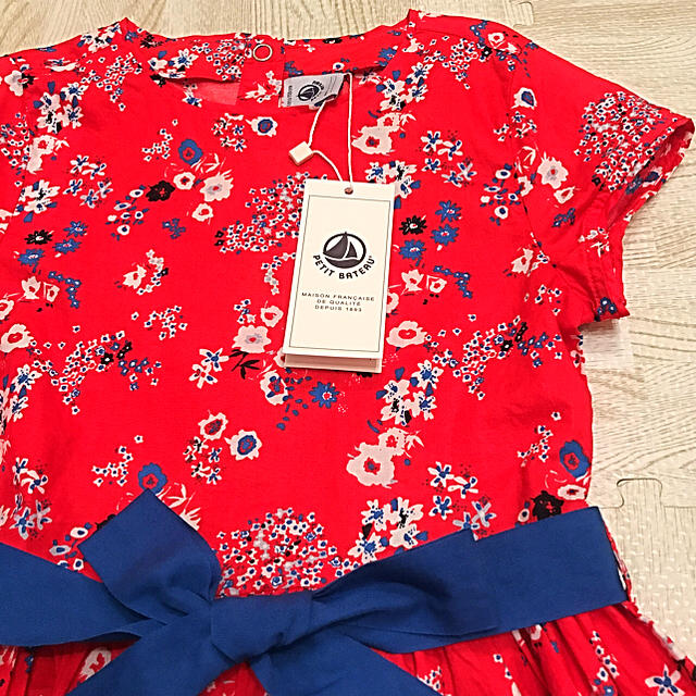 PETIT BATEAU(プチバトー)のプチバトー 17SS レッドフラワーワンピース 6ans 新品 キッズ/ベビー/マタニティのキッズ服女の子用(90cm~)(ワンピース)の商品写真