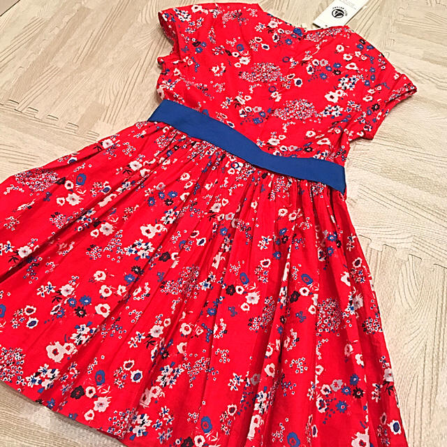 PETIT BATEAU(プチバトー)のプチバトー 17SS レッドフラワーワンピース 6ans 新品 キッズ/ベビー/マタニティのキッズ服女の子用(90cm~)(ワンピース)の商品写真