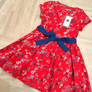 プチバトー(PETIT BATEAU)のプチバトー 17SS レッドフラワーワンピース 6ans 新品(ワンピース)